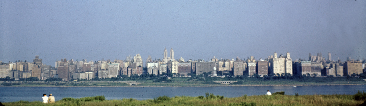 42-05-17, 05, New York Skyline, Blvd East