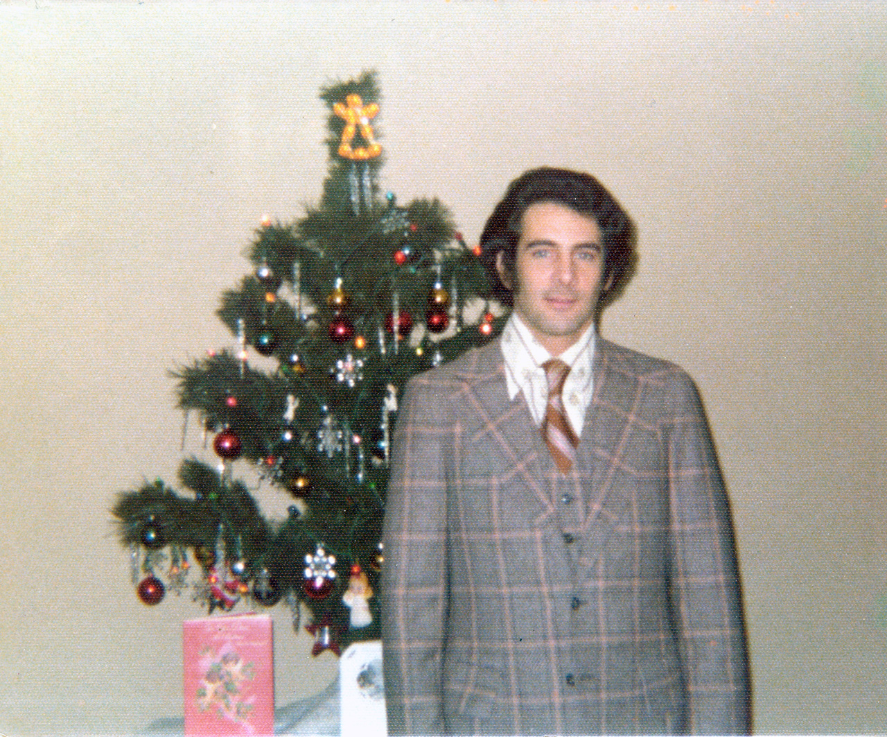 1975-12-25, 01, Gerry at Mom's, Saddle Brook, NJ
